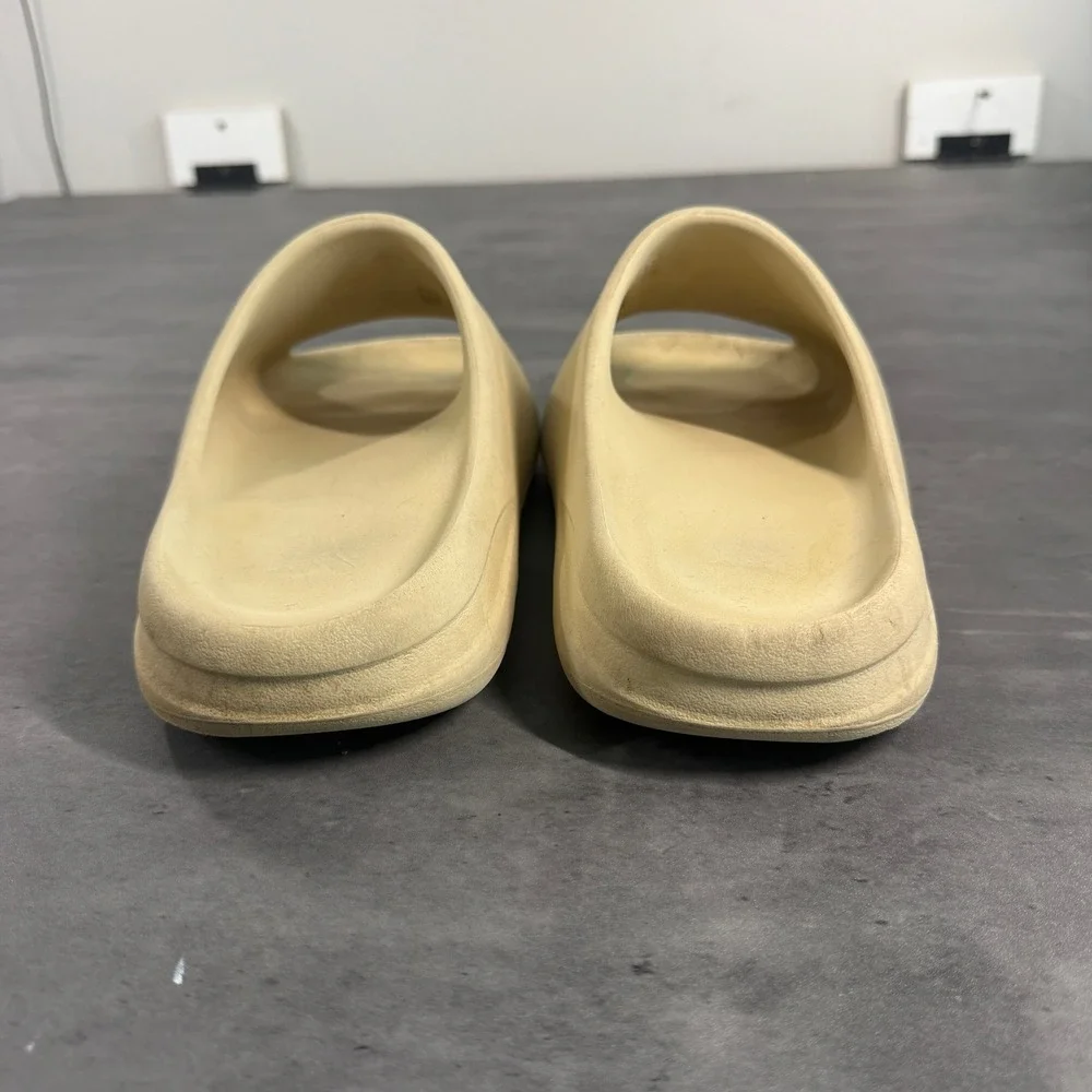 Adidas Yeezy Slide Mens 11 Desert Sand Lightweight Foam Sandal Slip On EUC